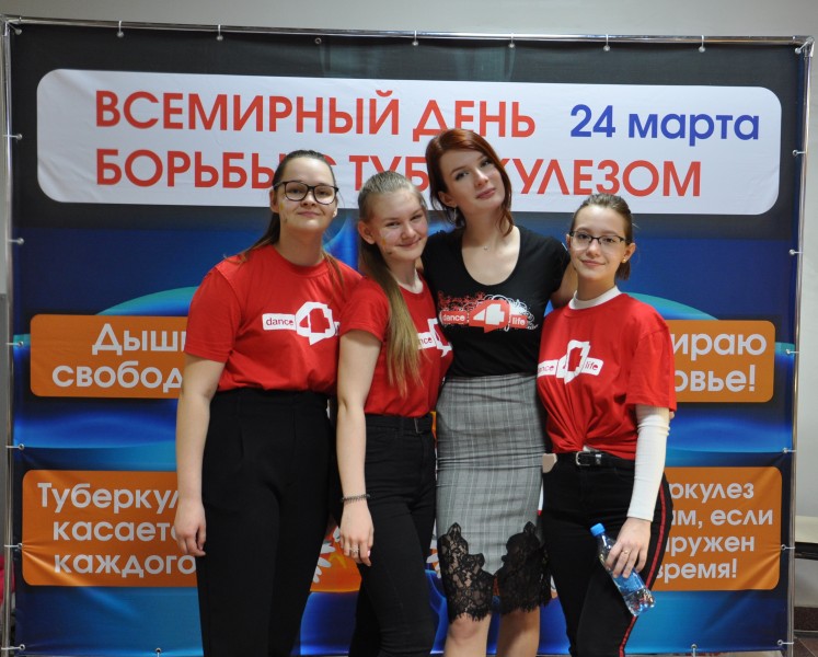 Координатор проекта Dance4lie Громова Лея с волонтерами: Ариной, Аминой и Алиной